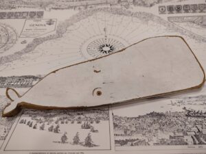 balena di legno da appendere