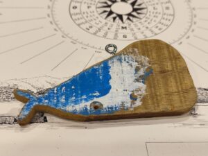 balena di legno piccola da appendere