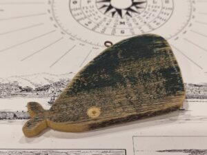 balena di legno piccola da appendere