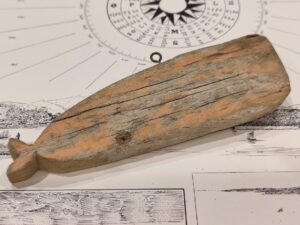 balena di legno piccola da appendere