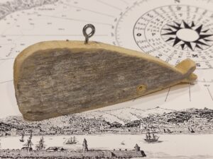 balena di legno piccola da appendere