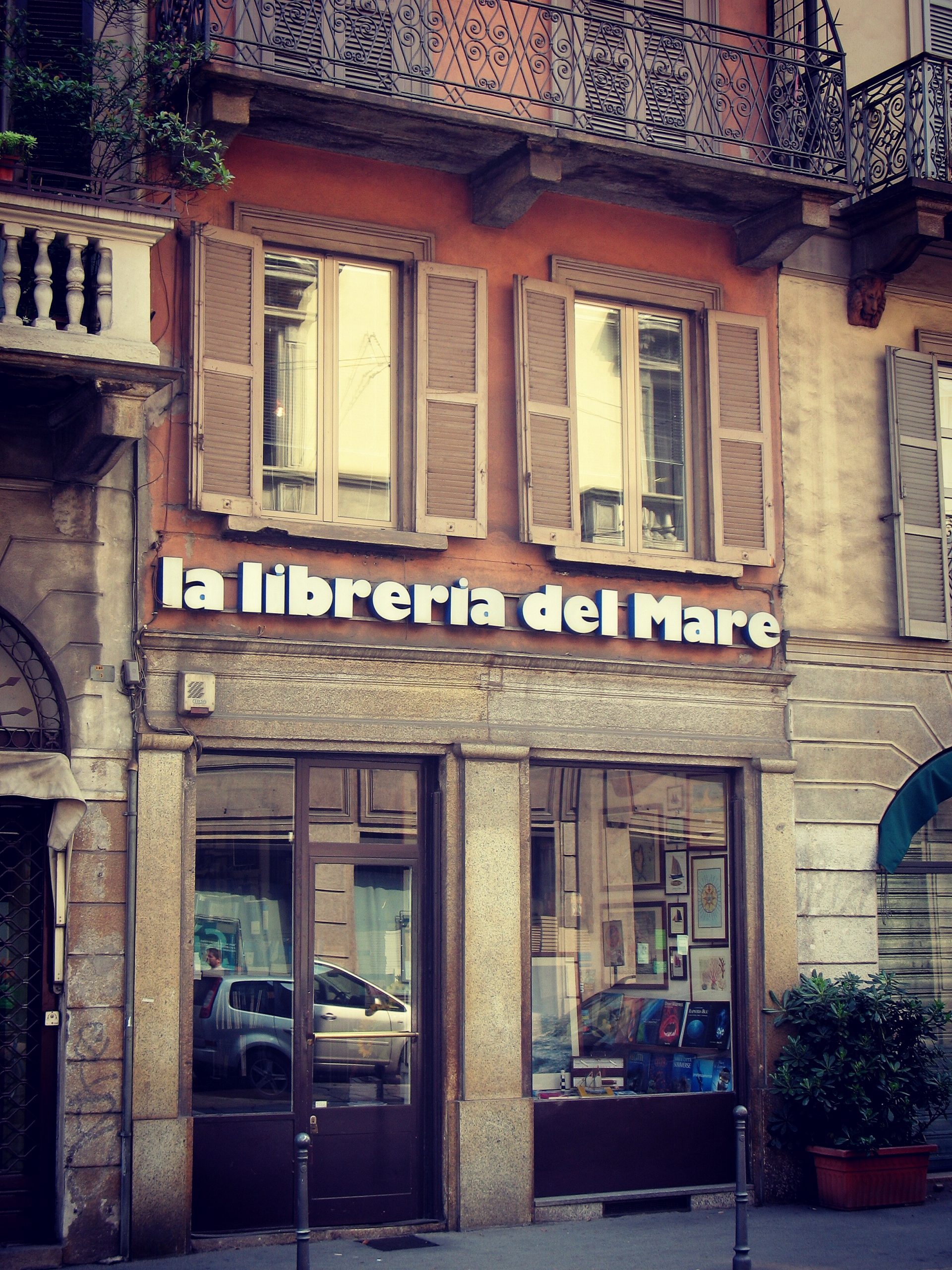 Libreria del Mare, Esterno