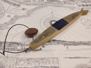 pesce di legno con galleggiante da appendere e da appoggio