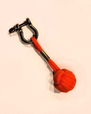 Portachiavi con pugno di scimmia arancione