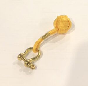 portachiavi con pugno di scimmia giallo