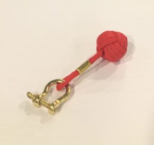 portachiavi con pugno di scimmia rosso