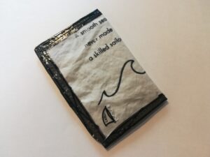 portafoglio mini wallet bianco "a smooth sea never made a skilled sailor"