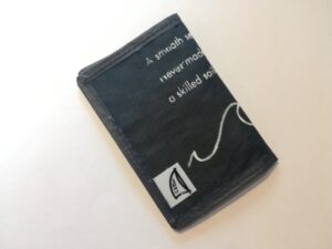 portafoglio mini wallet nero "a smooth sea never made a skilled sailor"