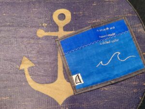 portafoglio mini wallet blu "a smooth sea never made a skilled sailor"