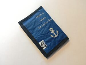 portafoglio mini wallet blu "home is where the anchor drops"