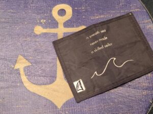 portafoglio mini wallet nero "a smooth sea never made a skilled sailor"